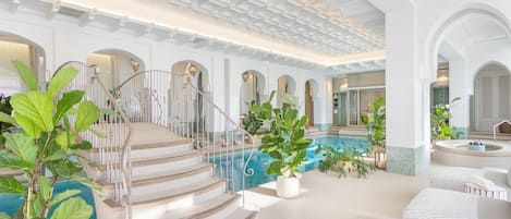 Inomhuspool och uppvärmd pool