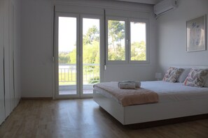 6 室のベッドルーム、デスク、アイロン / アイロン台、旅行用ベビーベッド