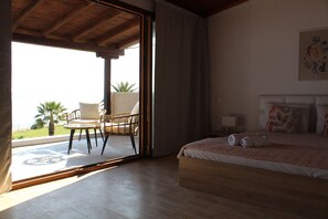 6 bedrooms, desk, iron/ironing board, travel crib