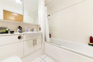 Apartment | Badezimmer | Duschwanne, Komfortbadewanne, Handtücher
