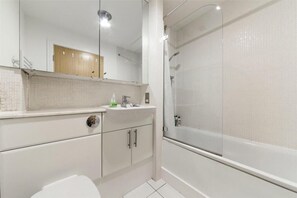 Appartement | Salle de bain | Ensemble douche/baignoire, baignoire relaxante profonde