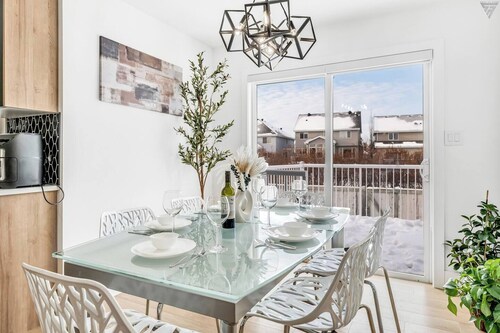 Hot Tub| Patio| Netflix|Games|Fireplace|Sleeps 8