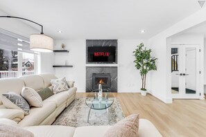 Een smart-tv, een open haard en een kantoor