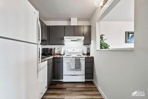 Batterie de cuisine, vaisselle et ustensiles