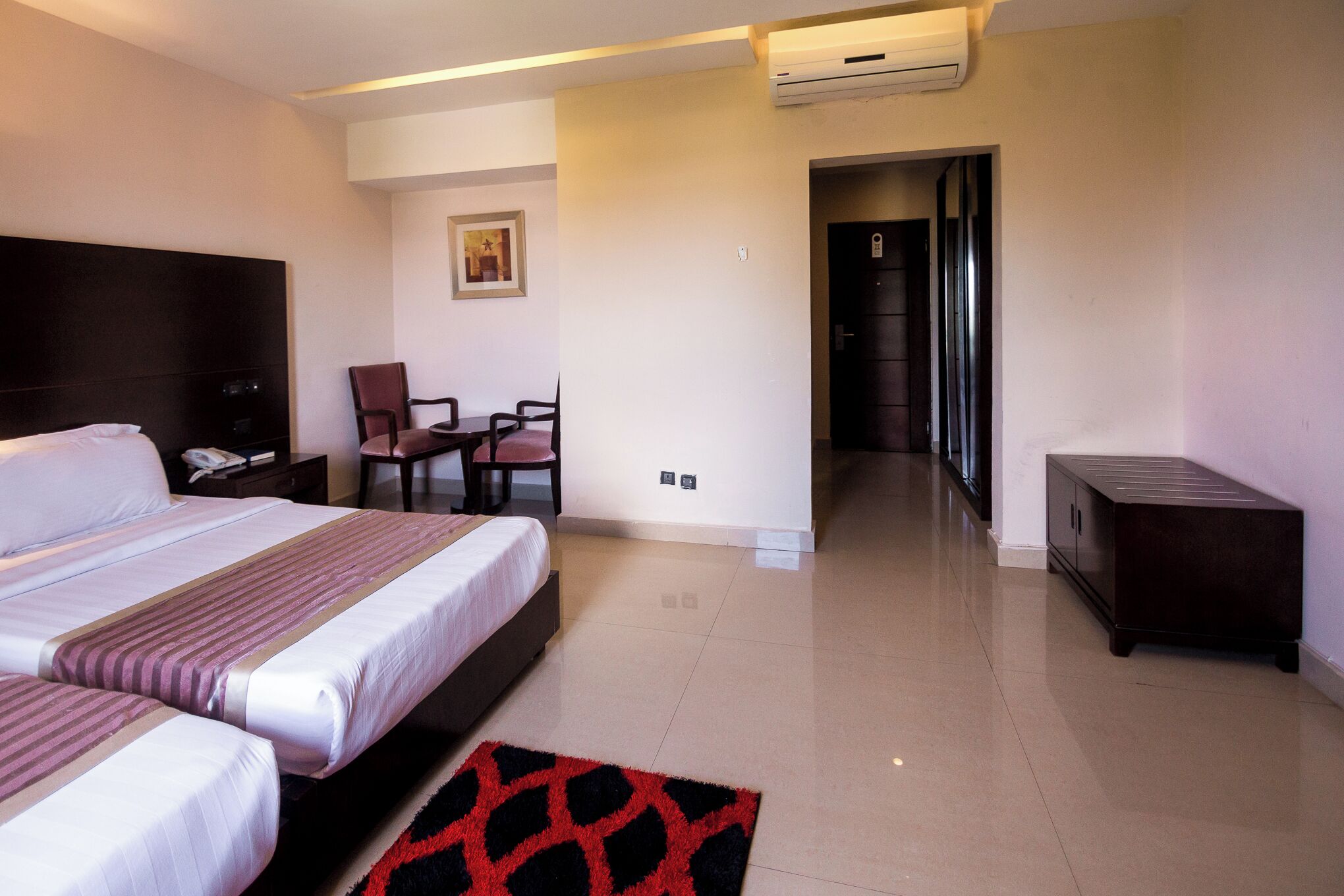 Photo - Noble House Hotel