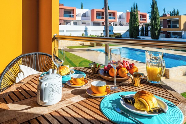 Outdoor dining - Luxury apartment at walking distance of the Galé beach, (Guia)