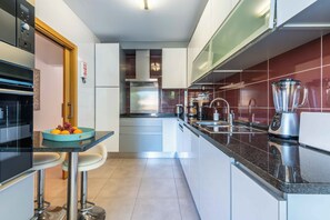 Fridge, microwave, oven, stovetop - Luxury apartment at walking distance of the Galé beach, (Guia)