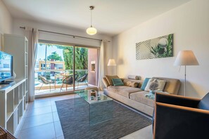 TV - Luxury apartment at walking distance of the Galé beach, (Guia)