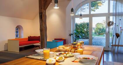 Denkmal mit Designereinrichtung