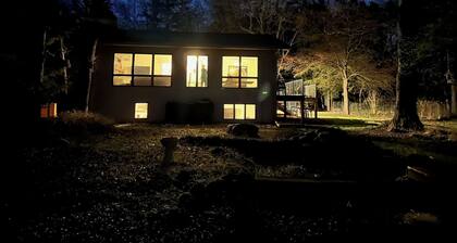 Spacious 4-bedroom house with private access to river in Willow River State Park