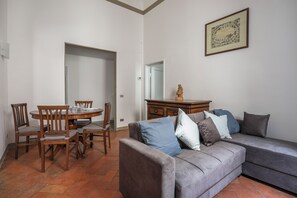 Classic Apartment | Living area - 2 Bedroom Apartment in Florence's Heart (Florence)