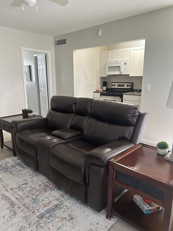 Smart TV, books - Heart of Ocala (Ocala)