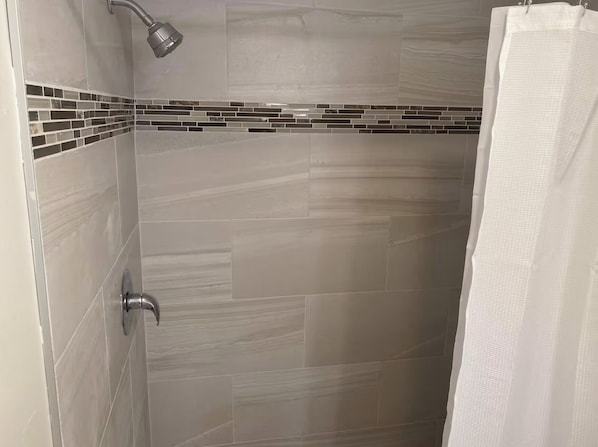 Dusche, Haartrockner, HandtĂŒcher, Seife