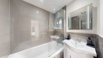 Haartrockner, Handtücher, Seife, Toilettenpapier