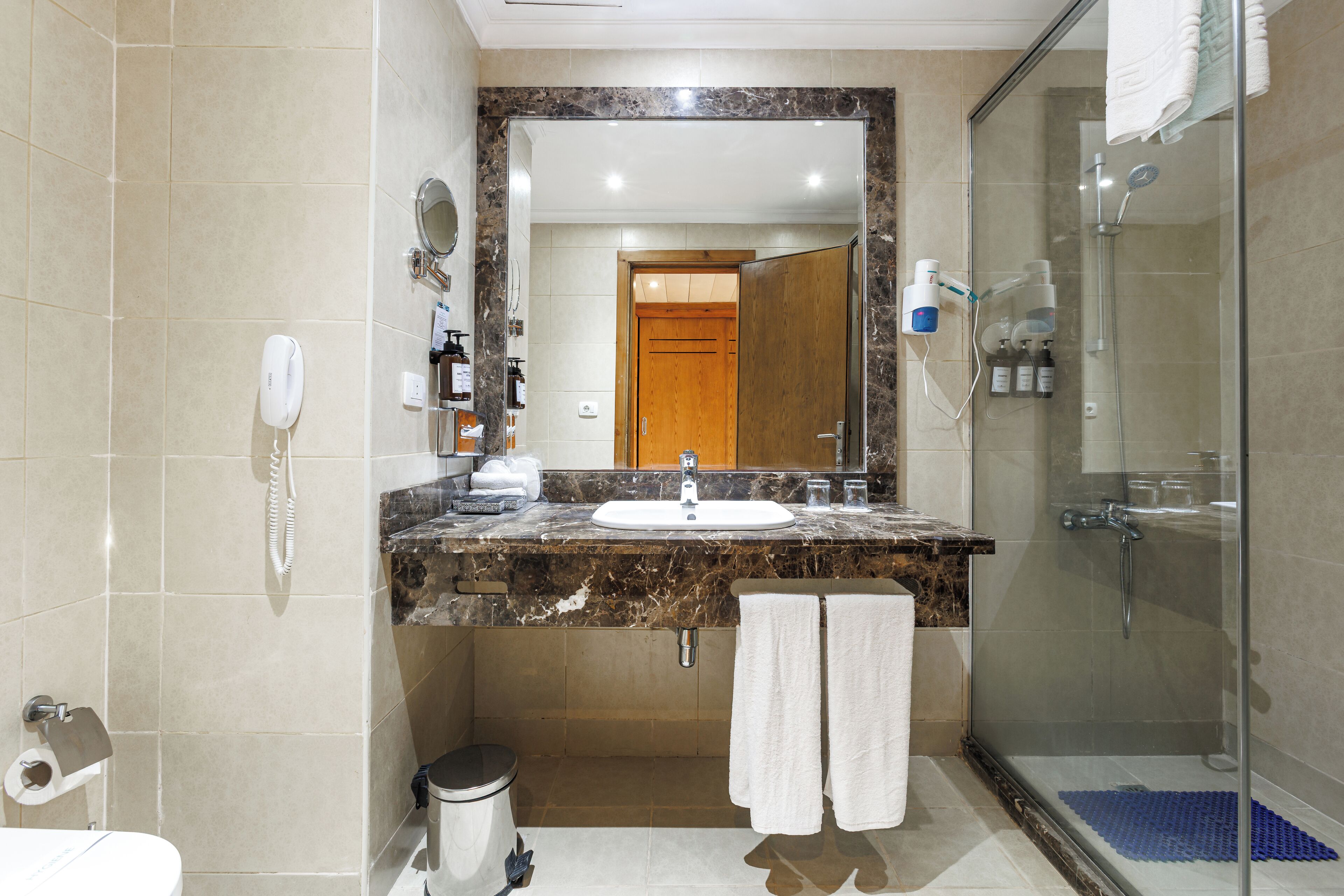 Family suite | Kamar mandi | Shower, perlengkapan mandi gratis, pengering rambut, dan jubah mandi