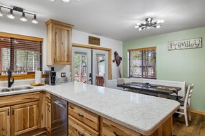 Microondas, horno, placa de cocina, lavavajillas