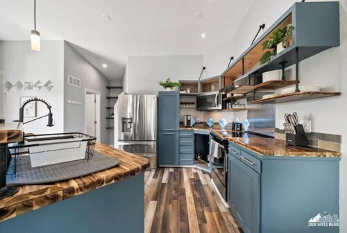 Alaskan Floral Arrangement Townhome [1]