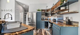 Alaskan Floral Arrangement Townhome [1]