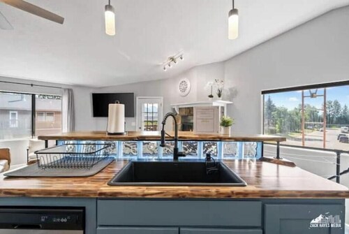 Alaskan Floral Arrangement Townhome [1]