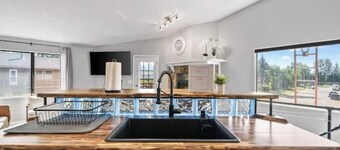 Alaskan Floral Arrangement Townhome [1]