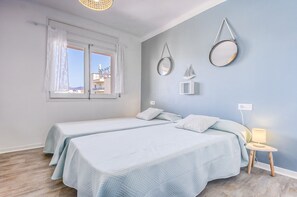 2 bedrooms, iron/ironing board - Lush Apartment With View (Roses)