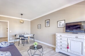Dining - Lush Apartment With View (Roses)