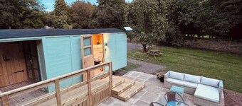 Shepherds Hut with Hot Tub