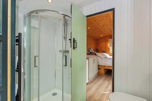 Shower, hair dryer - Shepherd’s Hut with Hot Tub (Hubberston)