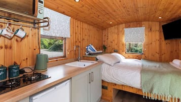 1 habitación, tabla de planchar con plancha, wifi y ropa de cama