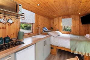 1 bedroom, iron/ironing board, WiFi, bed sheets - Shepherd’s Hut with Hot Tub (Hubberston)