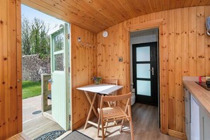 Outdoor dining - Shepherd’s Hut with Hot Tub (Hubberston)