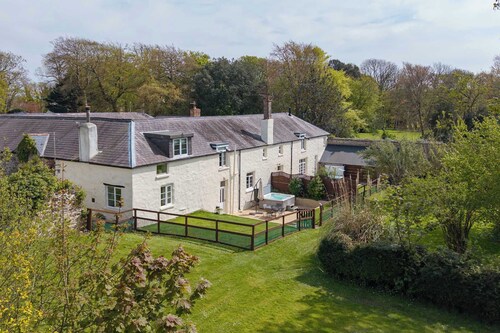 Courtyard Cottage with Private Patio & Hot Tub