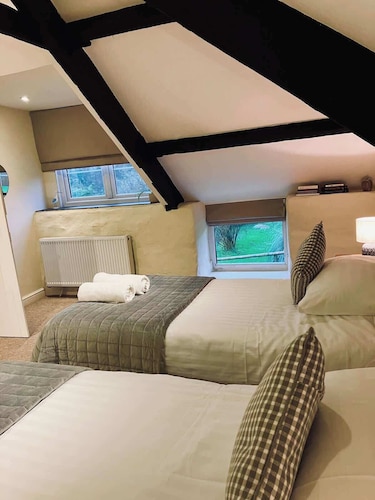 Courtyard Cottage with hot tub and walled garden