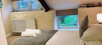 Courtyard Cottage with hot tub and walled garden