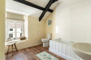 Douche, séchoir à cheveux, serviettes fournies, savon