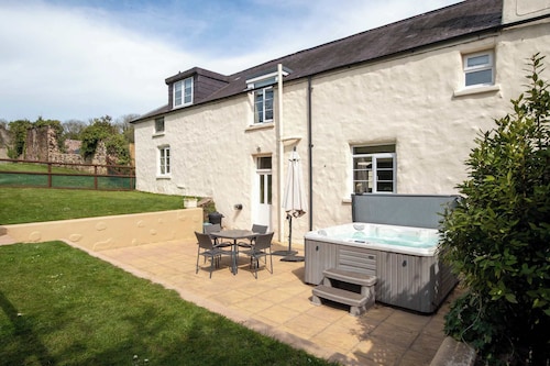 Courtyard Cottage with Private Patio & Hot Tub