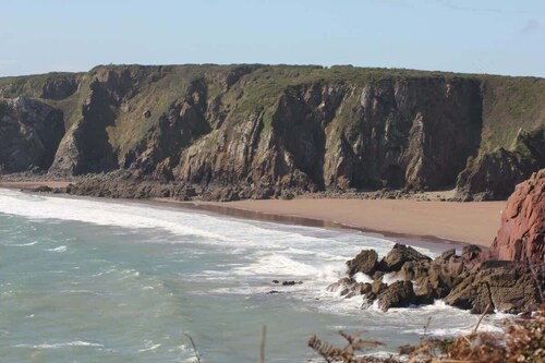 Courtyard Cottage with hot tub and walled garden