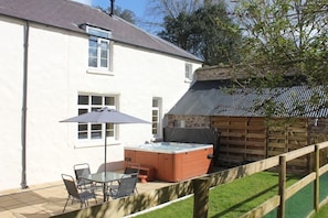 Outdoor dining - 1 Courtyard cottage with hot tub and walled garden (Pembrokeshire)