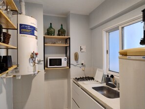 Refrigerador, microondas, parrilla de estufa y cafetera y tetera