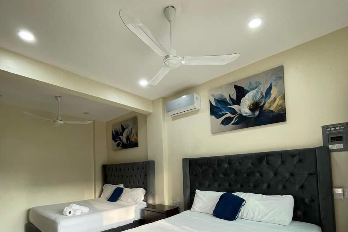 Tabla de planchar con plancha, wifi gratis y ropa de cama 