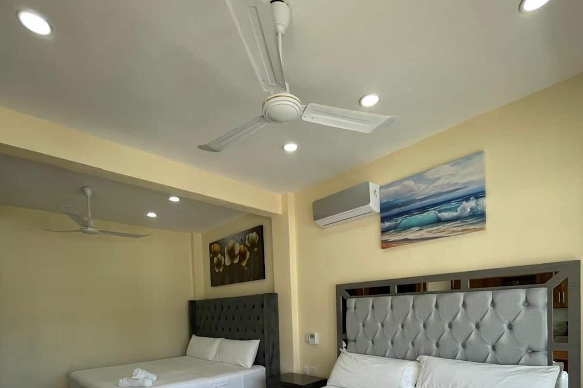 Tabla de planchar con plancha, wifi gratis y ropa de cama 