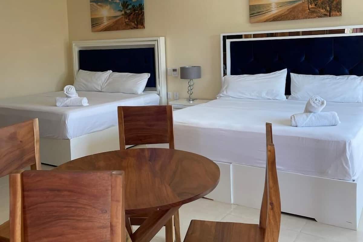 Tabla de planchar con plancha, wifi gratis y ropa de cama 