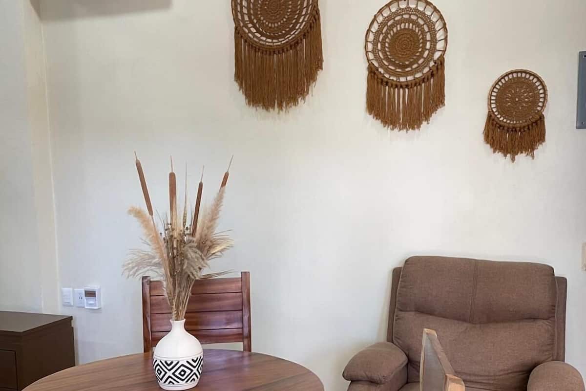 Tabla de planchar con plancha, wifi gratis y ropa de cama 