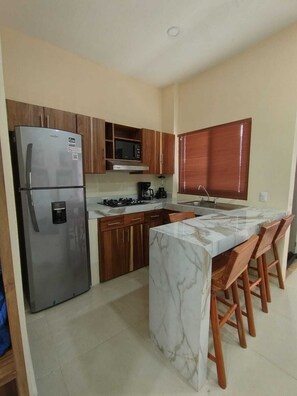 大型冷蔵 庫、電子レンジ、コンロ、ミキサー