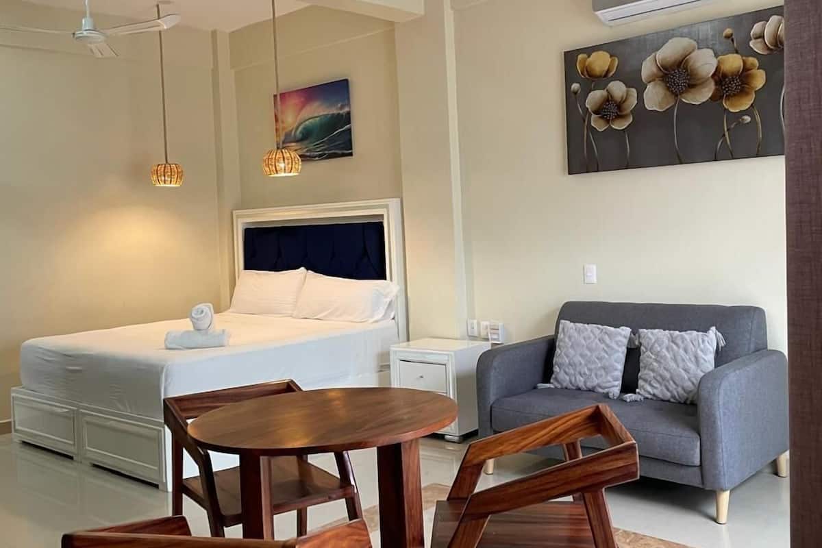 Tabla de planchar con plancha, wifi gratis y ropa de cama 