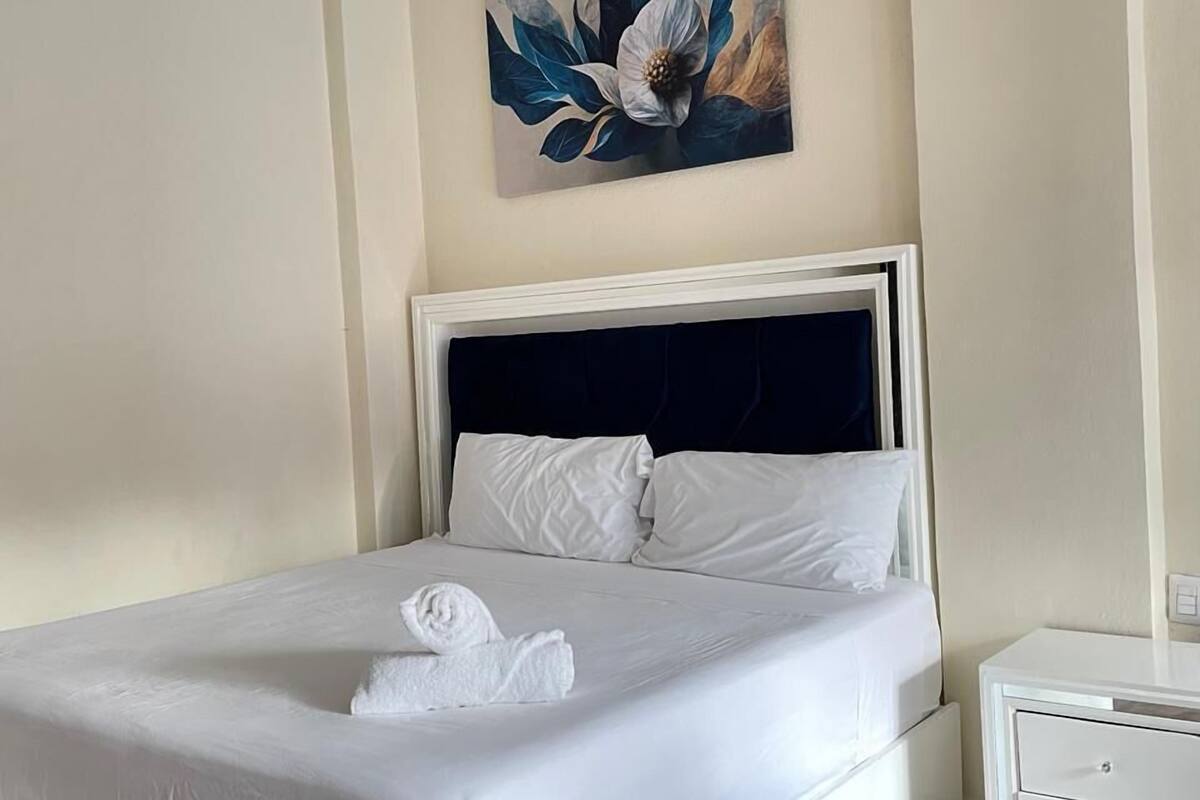 Tabla de planchar con plancha, wifi gratis y ropa de cama 