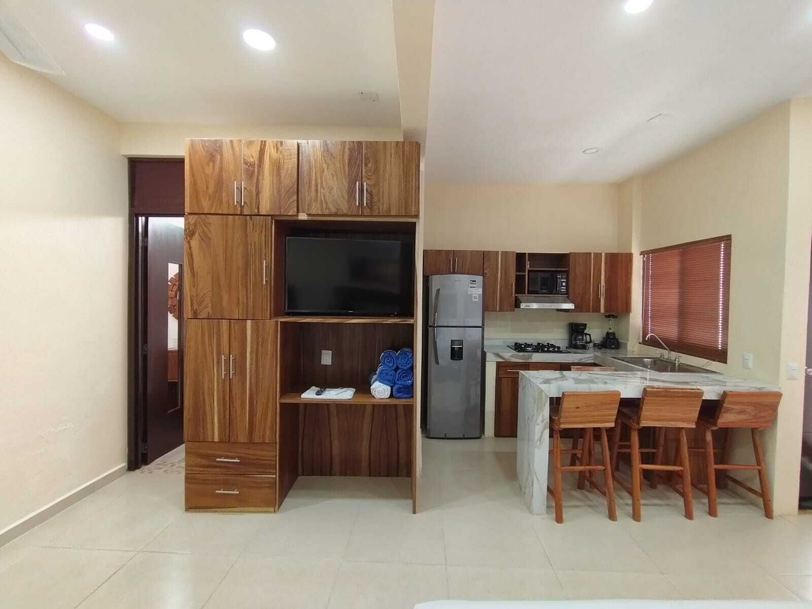 Tabla de planchar con plancha, wifi gratis y ropa de cama 