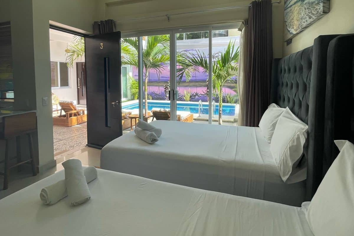 Tabla de planchar con plancha, wifi gratis y ropa de cama 