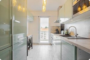 Fridge, microwave, oven, stovetop - Comfortable 55m2 2-bedroom apartment by the sea. (Saint-Raphaël)