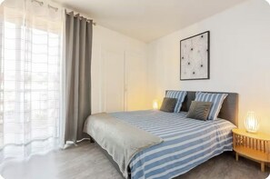 1 室のベッドルーム、デスク、アイロン / アイロン台、旅行用ベビーベッド